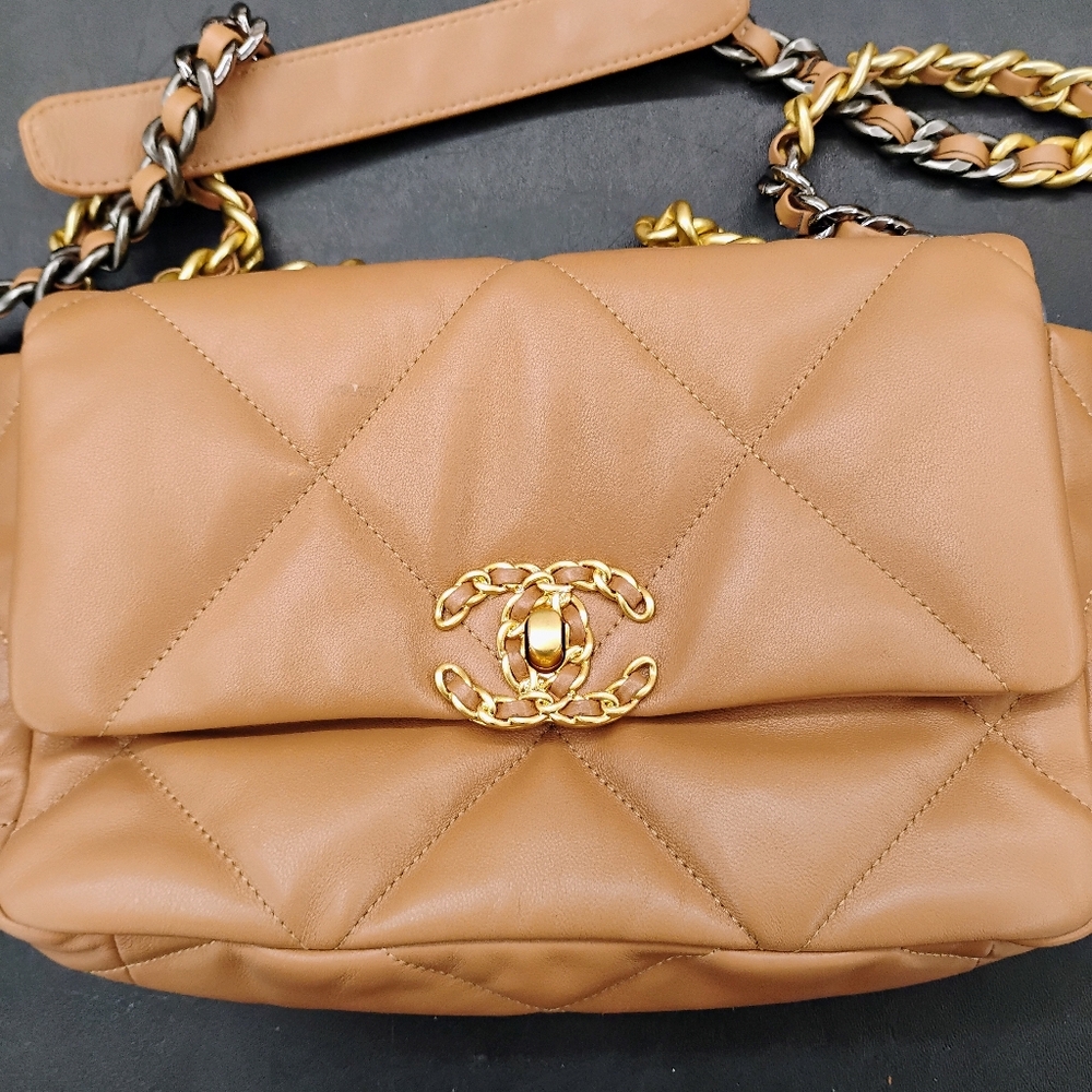 Chanel 19 Lambskin Medium Shoulder Bag (22A/RFID Chip)